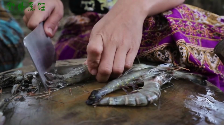 《姐妹花儿野外美食》75_方便面在泰国是最美味最地道的，大虾、螃蟹、火腿都只当配角，香