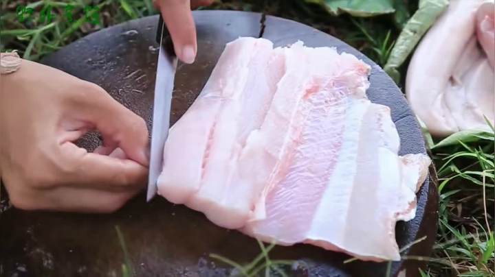 《姐妹花儿野外美食》89_娇小泰国妹子太能干，宰鱼煮鱼一气呵成，网友看起鱼全貌不淡定了