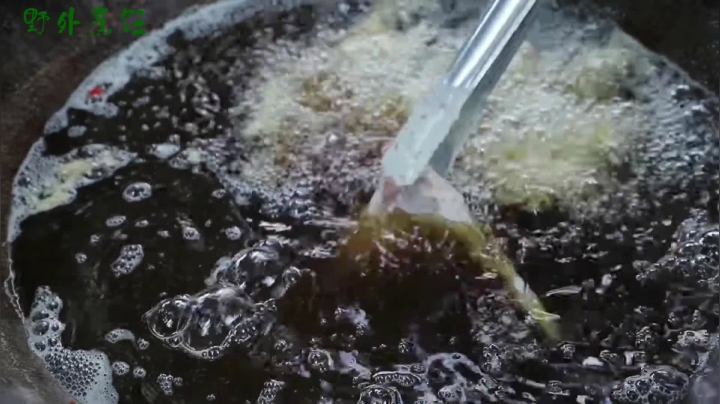 《姐妹花儿野外美食》41_全程实拍泰国乡村宴，这样的炸鸡翅比麦当劳还香，一次吃个够