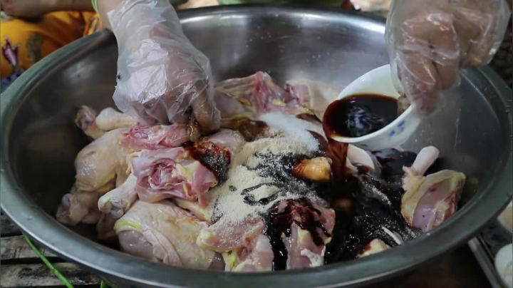 《姐妹花儿野外美食》115_都说泰国妹子漂亮，比起做饭就属这几位技术精湛，吃一口就不想走