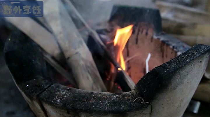 《姐妹花儿野外美食》55_泰国妹子展示方便盛宴，原来方便面在泰国地位这么高，实在是香