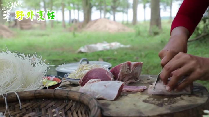 《姐妹花儿野外美食》130_实拍泰国漂亮妹子野炊，这样的闲情雅致，我看着都不想走了！