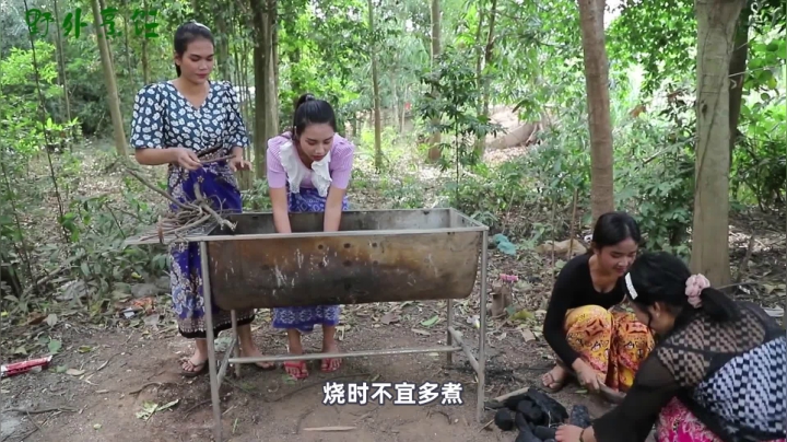 《姐妹花儿野外美食》65_泰国农村妹子贤惠能干，今天烤制一大锅血蛤，不炒不煮才是绝味
