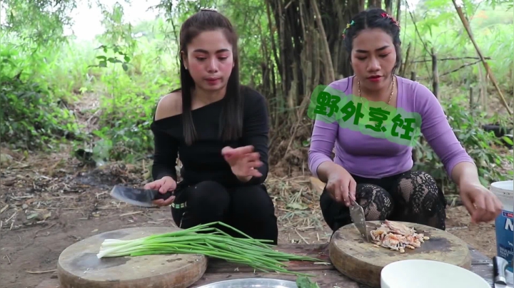 《姐妹花儿野外美食》30_泰国妹子今天煮大餐，被国人嫌弃的食物在这里确是宝，香的流口水
