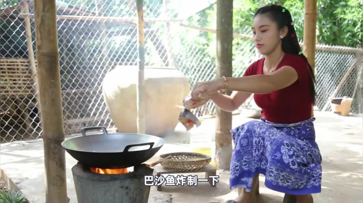 《姐妹花儿野外美食》207_泰国有名的家常菜，香甜菠萝搭配巴沙鱼做美食，鱼肉鲜香无泥腥味