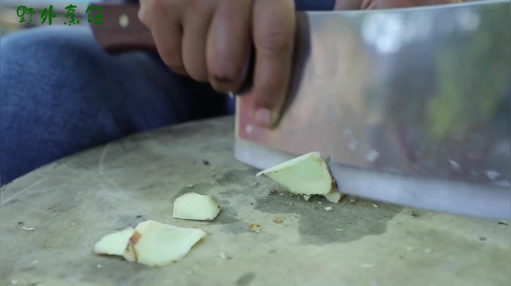 《姐妹花儿野外美食》58_不同地区有不同的饮食文化，看看泰国乡村美食，让你想不到的美