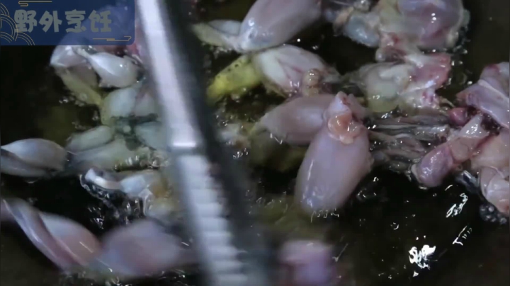 《姐妹花儿野外美食》59_泰国美女不为人知一面，这样重口味你敢吗？实拍不同地区饮食文化