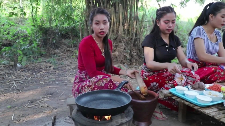 《姐妹花儿野外美食》57_我们村30公斤芒果虾酱烹饪，地道泰国美食，好吃到爆