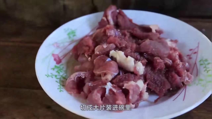 《姐妹花儿野外美食》234_家常小炒牛肉的做法，越南厨娘烹饪的技巧，在荒野中格外的美味