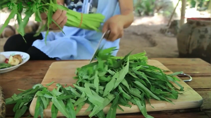 《姐妹花儿野外美食》81_基因变异的小龙虾在泰国超受欢迎，不仅长相漂亮，而且肉多又嫩