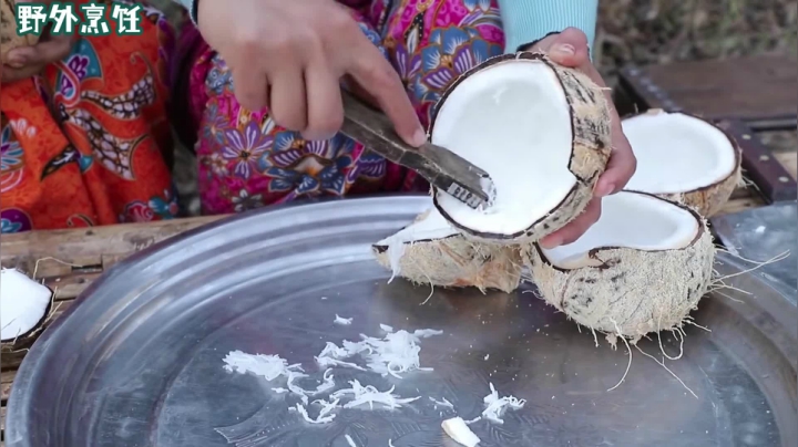 《姐妹花儿野外美食》12_猛一看以为是火腿肠，没想到是泰国土生土长的纯天然美食，真香