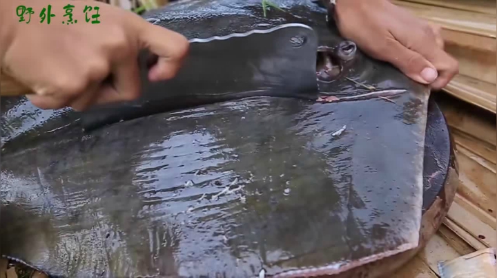 《姐妹花儿野外美食》88_泰国的农村妹子都这么“厉害”吗？网友直言：难怪泰国女人地位高