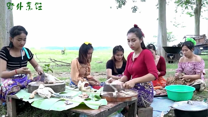 《姐妹花儿野外美食》22_还记得农村的坝坝宴吗？泰国农村的全鸡宴，简直爽翻了