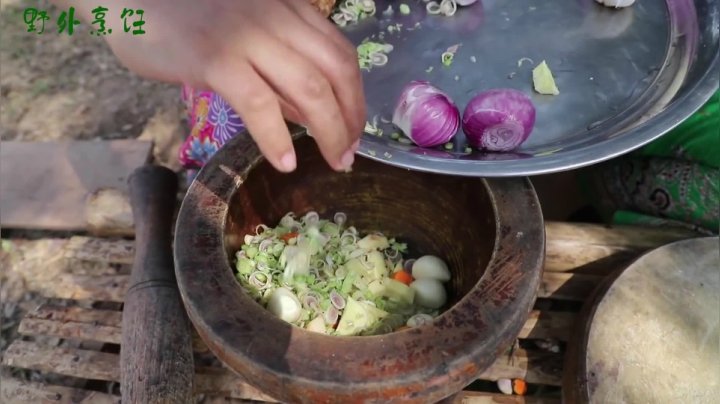 《姐妹花儿野外美食》42_泰国烤面包让你食欲大增，村花共聚一堂享受美食，全程实拍