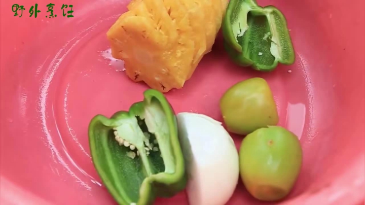 《姐妹花儿野外美食》87_都说泰国女人很勤快，16岁的泰国妹妹烹饪的菠萝鱼真地道，喜欢吗