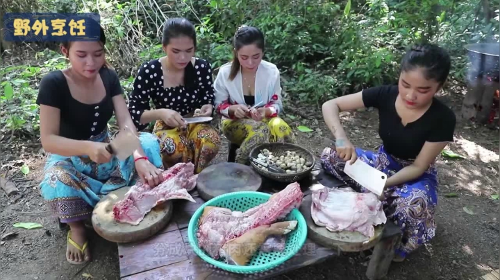 《姐妹花儿野外美食》103_还记得过年农村杀猪吗？泰国女人真能干，自己养的更香