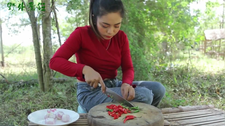 《姐妹花儿野外美食》49_90的中国人都没见过的秘制土鸡蛋，不用烹煮，这样吃才是绝味