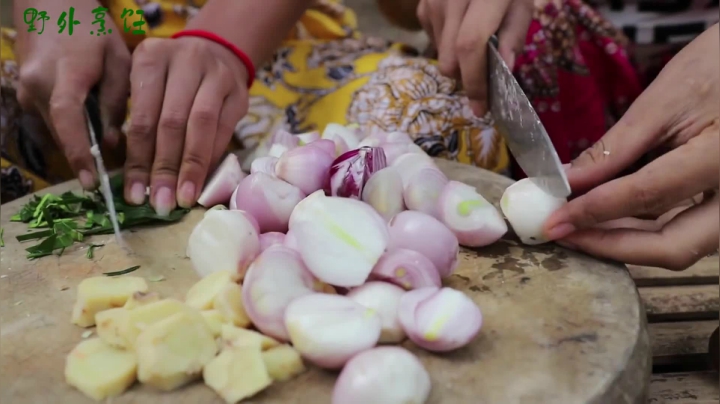 《姐妹花儿野外美食》31_地道泰国乡村美食，不愧妹子从白天煮到天黑，实在是香！