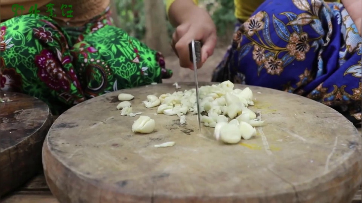 《姐妹花儿野外美食》72_泰国农村妹子给你不一样的惊喜，这样的大餐你忍得住吗？地道美食