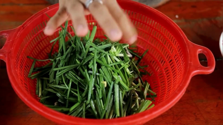 《姐妹花儿野外美食》27_泰国毛血旺滑嫩鲜香，学会这一手买房不是梦，太馋人了