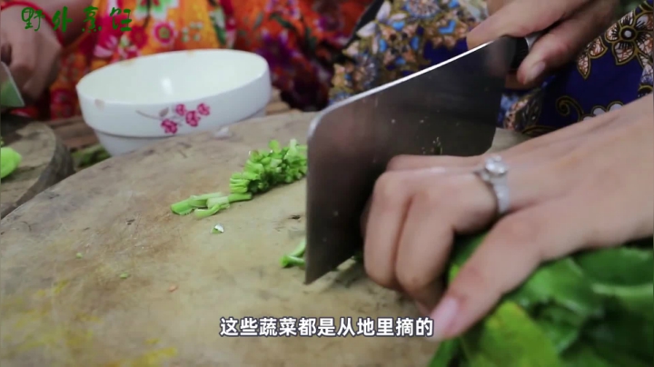 《姐妹花儿野外美食》50_实拍泰国农村生活，大家一起煮方便面，配料比主食还贵，能吃几碗