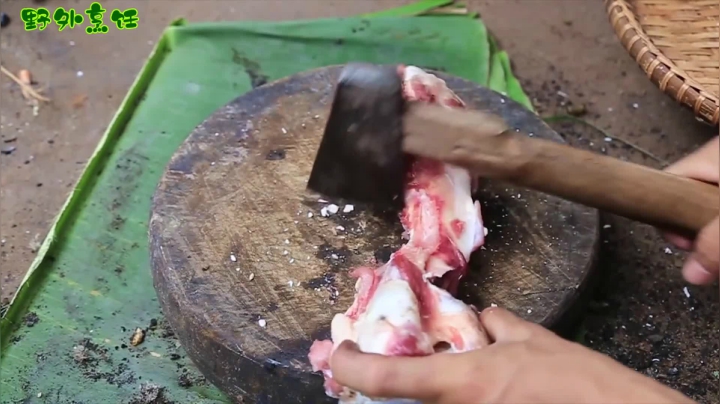 《姐妹花儿野外美食》70_泰国农家美食，羊肉汤竟如此与众不同，让人食欲大开