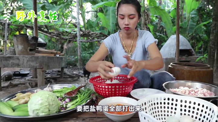 《姐妹花儿野外美食》132_泰国妹子就是会做菜，猪肉里放入盐鸭蛋一蒸，一家人都不够吃