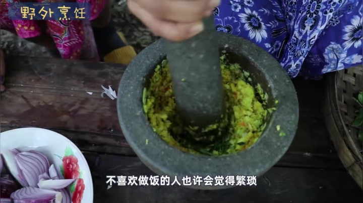 《姐妹花儿野外美食》96_越南村花的辣手牛骨，本以为是嘿嘿料理，看见成品，吃一年都不腻