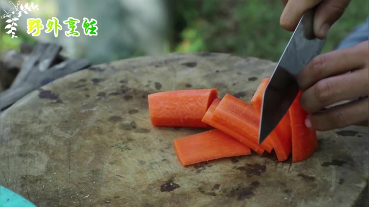 《姐妹花儿野外美食》129_泰国妹子真是才华横溢啊！长的漂亮做饭还好吃，堪比五星级大厨