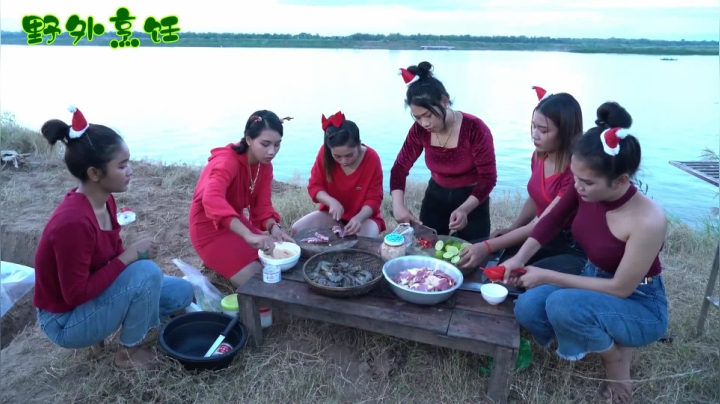 《姐妹花儿野外美食》79_泰国美女的狂欢夜，大冰抗冷冻啤酒，还有美味的烤牛肉，大虾，爽