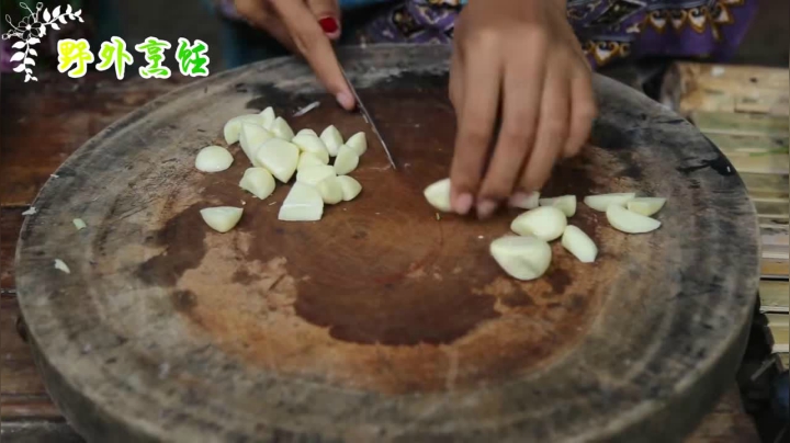 《姐妹花儿野外美食》127_实拍泰国农村乡下，不仅美女如云，妹子做的美食还香飘十里