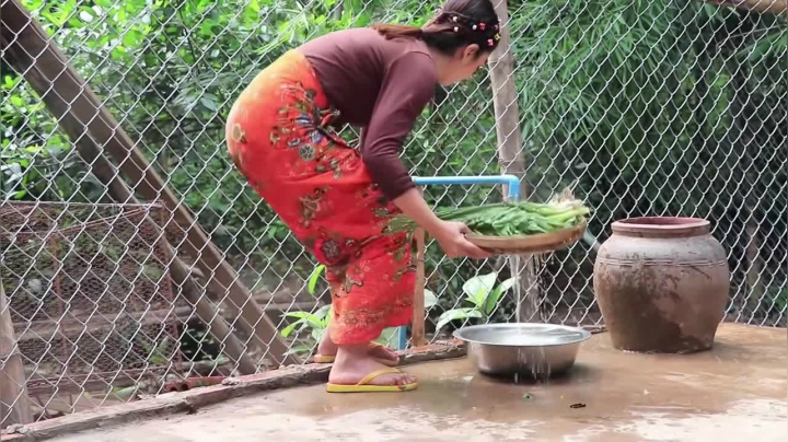 《姐妹花儿野外美食》189_泰国有名的猪肉酥炒，五花肉这样制作，外酥里嫩口感不油腻