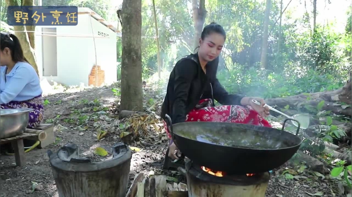《姐妹花儿野外美食》98_泰国最畅销的菠萝蜜年糕，每一道工序都纯天然，美女纯手工制作