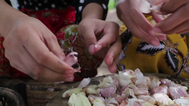 《姐妹花儿野外美食》73_谁说国外美食是黑暗料理，泰国妹子一亮绝活，馋的人流口水