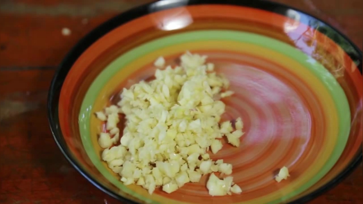 《姐妹花儿野外美食》120_实拍泰国真实农村，漂亮妹子在家做美食，这生活过得真富裕！