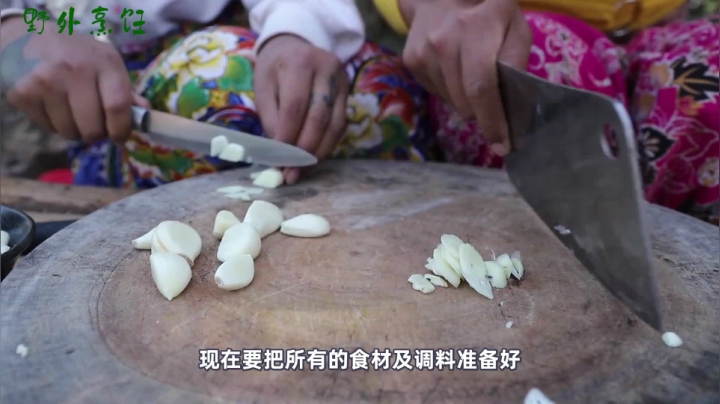 《姐妹花儿野外美食》8_泰国人真是重口味，毛鸭蛋被当成小人参来吃，中国网友不敢下口