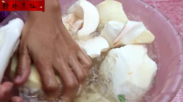 《姐妹花儿野外美食》5_见过吃香蕉的，你见过吃香蕉树的吗？泰国妹子的泰国美食大开眼界