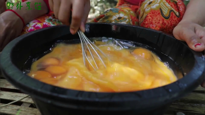 《姐妹花儿野外美食》62_泰国乡村超级重口味美食，超大土鸡蛋按盆炒，发自灵魂的炒饭