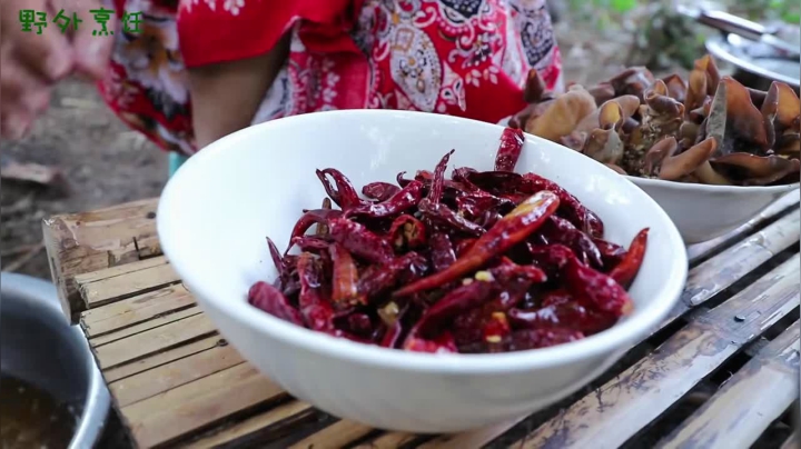 《姐妹花儿野外美食》105_中国的辣妹子是出了名的，没想到泰国的美女毫不逊色，这鱼够味！