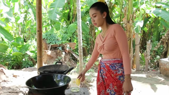 《姐妹花儿野外美食》184_泰国妹子自制番茄烤酱，鸡腿这样烤制鲜嫩多汁，做法也很简单