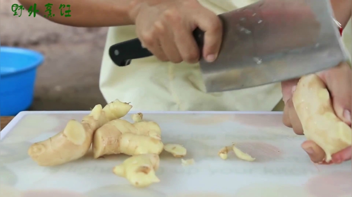 《姐妹花儿野外美食》67_泰国90后农村妹子，个子娇小容颜美十分贤惠，一条鱼两道菜，能干