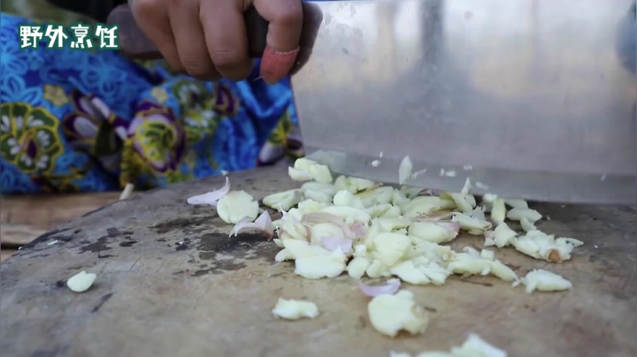 《姐妹花儿野外美食》14_鸡爪是中国卤菜中的最爱，没想到泰国妹子的厨艺更是吃出新高度