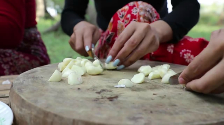 《姐妹花儿野外美食》124_都说泰国妹子漂亮，这次组团郊外春游，这画面看着都都不想走了