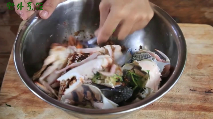 《姐妹花儿野外美食》82_猛一看以为是乌龟，没想到是泰国最有名的美食，美女真奢侈