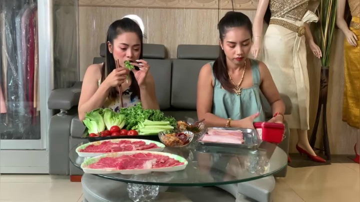 《姐妹花儿野外美食》108_家里的自制烧烤，泰国年轻妹子真是能干，长得漂亮还什么都会！