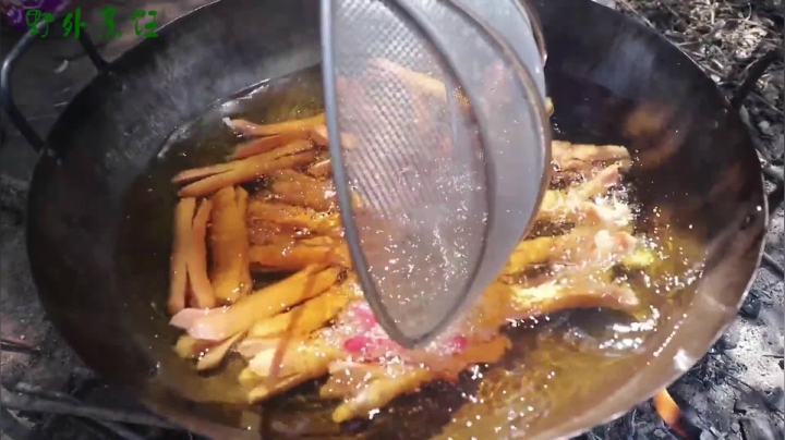 《姐妹花儿野外美食》4_泰国妹子无肉不欢，关键是怎么吃都不胖，这样的火腿盛宴谁忍得住