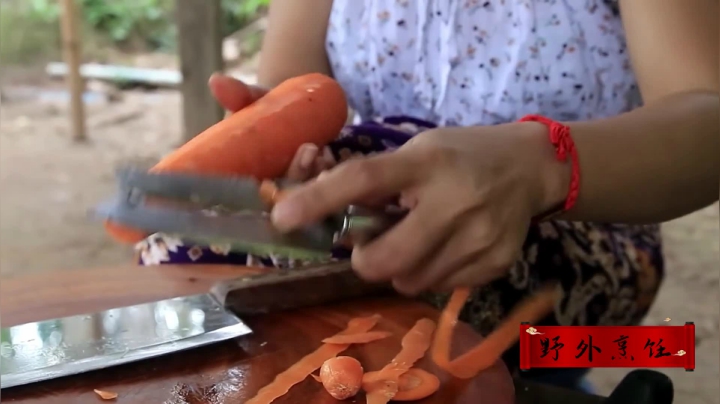 《姐妹花儿野外美食》1_泰国少女用100个鸡蛋做美食，让游客垂涎欲滴，整个过程干净利落