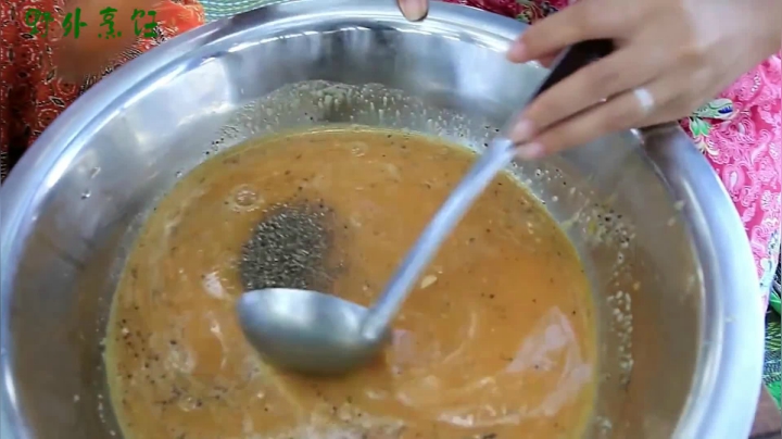 《姐妹花儿野外美食》45_原来鸡蛋还能这样吃？绝大多数中国人都不知道的吃法，看得流口水