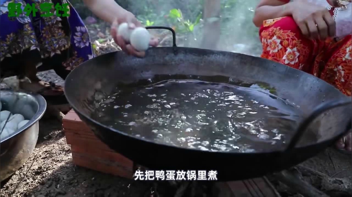 《姐妹花儿野外美食》107_国内被嫌弃的的毛鸭蛋，泰国村花却当成美容佳品，黑暗料理敢吃吗