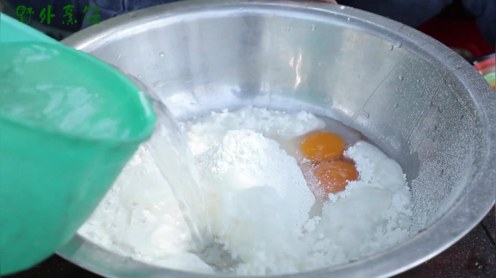 《姐妹花儿野外美食》6_吃货不容错过的泰国鸡爪，搭配人参蛋，灵魂操作看得游客口水直流